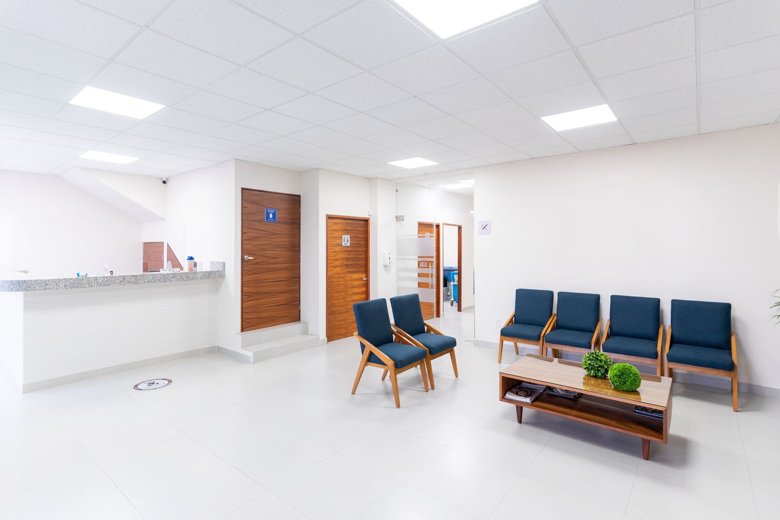 Dt. Emre Nacak Diş Kliniği bekleme alanı